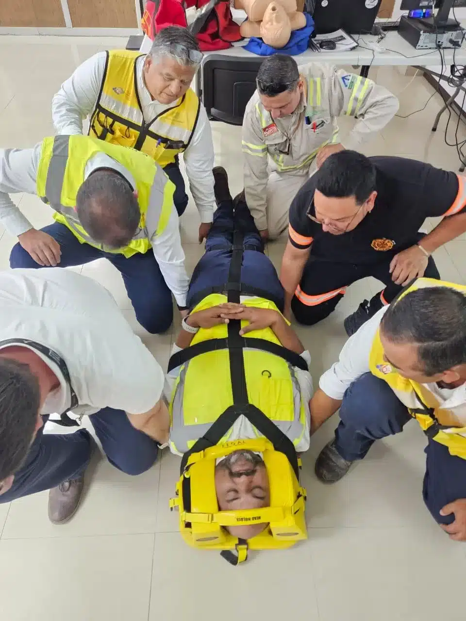 Se practica la inmovilización en la brigada de emergencia